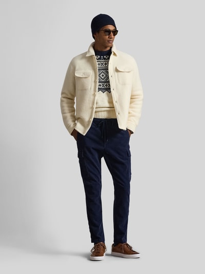Männermodel trägt Oversized Hemdjacke aus Woll-Mix von Polo Ralph Lauren in Creme, unifarben, aufgesetzte Brusttaschen, Ganzkörperansicht von vorne.