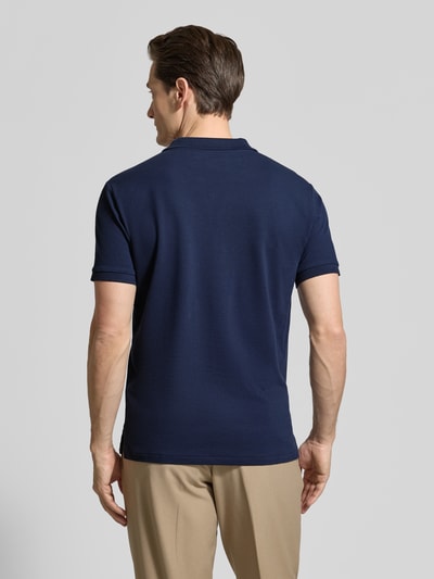 Männermodel trägt dunkelblaues Slim Fit Poloshirt aus Baumwoll-Mix von Polo Ralph Lauren, unifarben, kurze Ärmel, Rückansicht