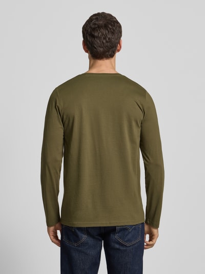 Männermodel trägt Longsleeve mit Rundhalsausschnitt und Logo von Fynch-Hatton, Reine Baumwolle, Regular-Fit, Unifarbenes-Design, Rückenlänge 70 cm, Ganzkörperansicht Rückansicht.