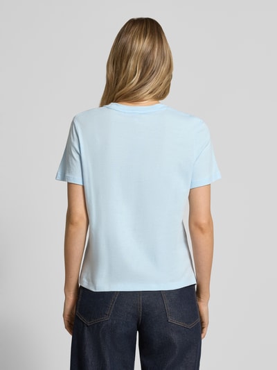 Frauenmodel trägt Regular Fit T-Shirt aus reiner Baumwolle von Tommy Hilfiger, unifarben hellblau, Kurzarm, Jersey, Ganzkörperansicht Rückansicht.