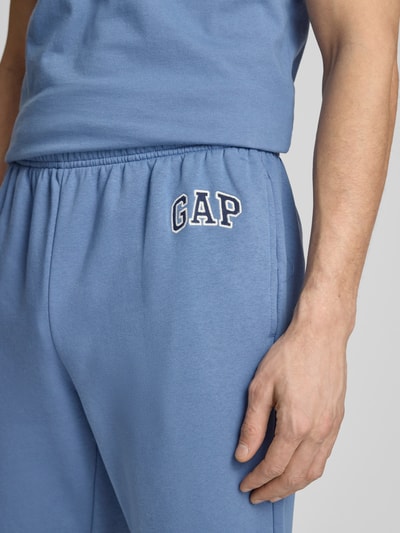 Männermodel trägt Sweatpants mit elastischem Bund von GAP in Blau, Baumwoll-Mix, Regular-Fit, Gesäßtasche, Nahaufnahme Oberkörper.