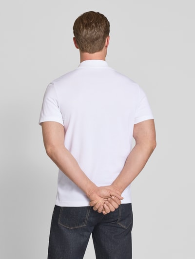 Männermodel trägt Regular Fit Poloshirt aus Baumwoll-Mix von Lacoste, Optik: Unifarben, Logo-Patch, Polokragen, Kurzarm, Ganzkörperansicht Rückansicht.