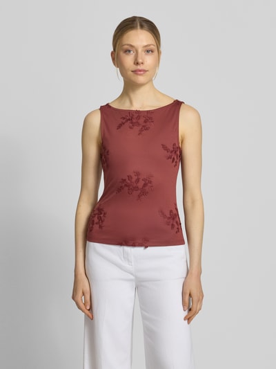 Modelka nosi Regular Fit Top mit Baumwoll-Anteil Modell 'VIVIAN' von Vero Moda, gładki, haft, jersey, bez rękawów, kolor czerwony, ujęcie całej sylwetki z przodu.