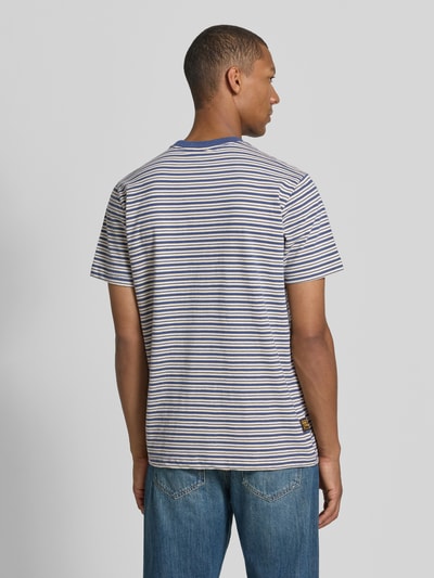 Männermodel trägt T-Shirt im Allover-Look mit Rundhalsausschnitt von PME Legend, weiße und blaue Streifen, Baumwolle, Label-Details, Ganzkörperansicht Rückansicht