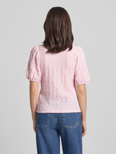 Frauenmodel trägt Blusenshirt mit Strukturmuster Modell 'FALL' von Vila in Rosa, Regular-Fit, Material-Mix mit Stretch-Anteil, Rückenlänge 53 cm, Ärmellänge 31 cm, Ganzkörperansicht Rückansicht.