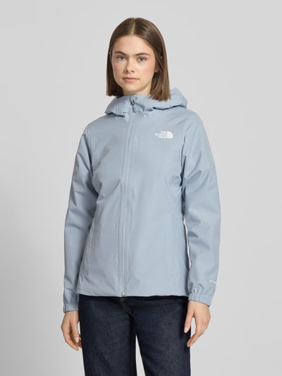 Frauenmodel trägt Funktionsjacke mit DryVent™-Technologie von The North Face in Hellblau, glatte Textur, Ganzkörperansicht von vorne.