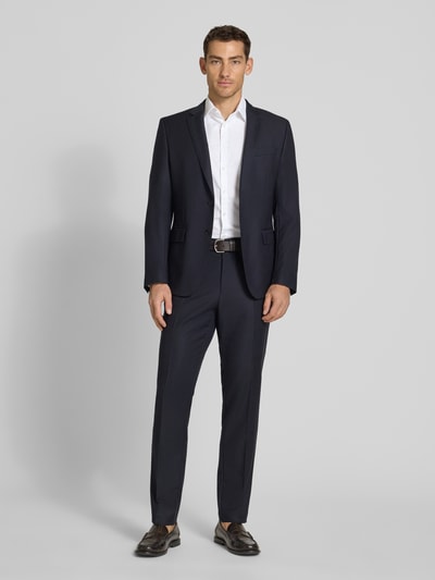 Mannenmodel draagt Slim Fit Business-Hemd aus Baumwolle met Kentkraag van Jake*s, wit, slanke pasvorm, knoopsluiting, geheel van voren.