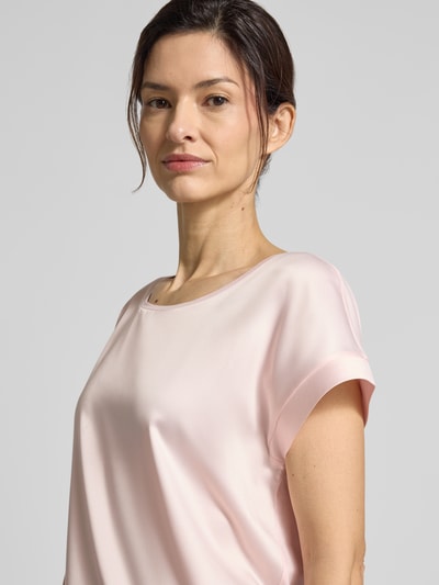 Vrouwenmodel draagt T-Shirt met Rundhalsausschnitt Modell 'Taila' van JOOP!, viscose-elastaanmix, regular fit, lichtroze. Nahaufnahme bovenlichaam.