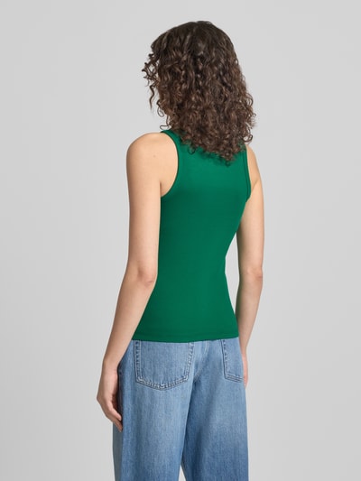Kobiece modelka nosi Top mit Label-Stitching Modell 'CONTOUR' od Calvin Klein Jeans, mieszanka bawełny, dopasowany krój, długość tyłu 48 cm, widok całej sylwetki z tyłu.