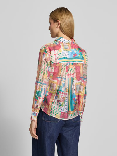 Frauenmodel trägt Regular Fit Voile Bluse mit Dolce Vita Print von Christian Berg Woman Selection im bunten Farb-Mix, Lyocell-Mix, Hemdblusenkragen, Knopfleiste, Rückenlänge 62 cm, Ärmellänge 58 cm, Ganzkörperansicht Rückansicht.