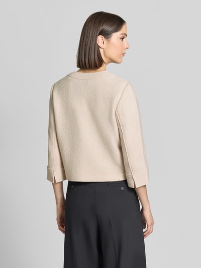 Frauenmodel trägt Regular Fit Kurzblazer aus Viskose-Woll-Mix von Betty Barclay in Beige, strukturierte Oberfläche, Ganzkörperansicht Rückansicht. Damen Kurzblazer von Betty Barclay.