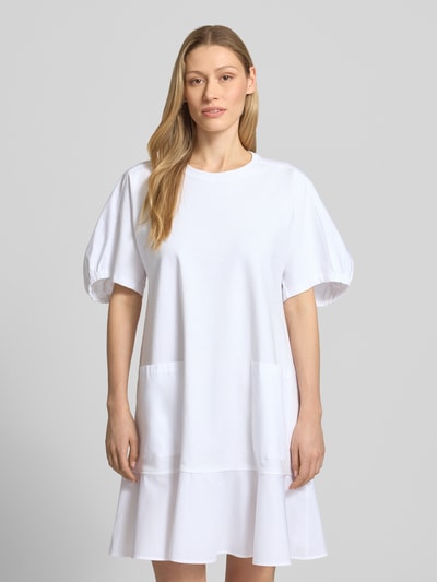 Modelka kobieca nosi białą sukienkę do kolan z bufiastymi rękawami ONORE od MM by Max Mara, A-linia, mieszanka bawełny, widok z przodu, ujęcie całej sylwetki.