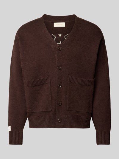 Produktfoto, dunkelbrauner Cardigan mit V-Ausschnitt, Knopfleiste und aufgesetzten Taschen, Cardigan mit rückseitigem Motiv und V-Ausschnitt von ANOTHER COTTON LAB, gerader Schnitt, Label-Patch, glatte Stricktextur, Rückseite mit Motiv, Rückenlänge 62 cm, Ärmellänge 57 cm