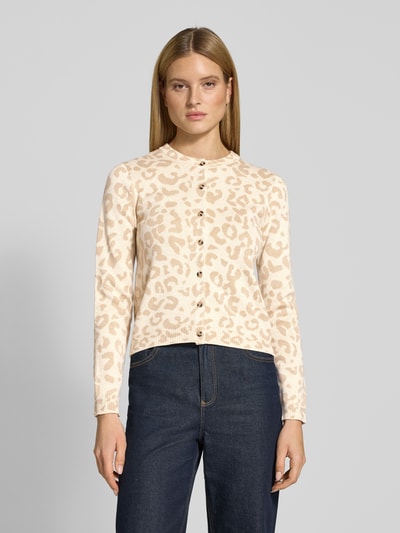 Frauenmodel trägt Regular Fit Cardigan mit Viskose-Anteil Modell 'Mayas' von Vila, beige mit Allover-Animal-Stitching, Ganzkörperansicht von vorne.