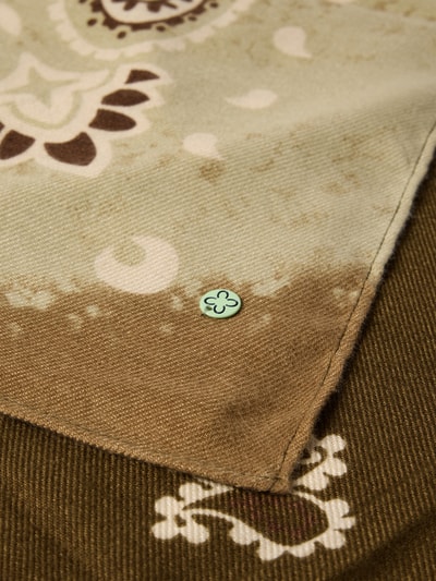 Produktfoto, Schal mit Allover-Paisley-Print von Codello in gewebter Optik, rechteckig, braun-beige Töne, Logo-Detail, Detailaufnahme