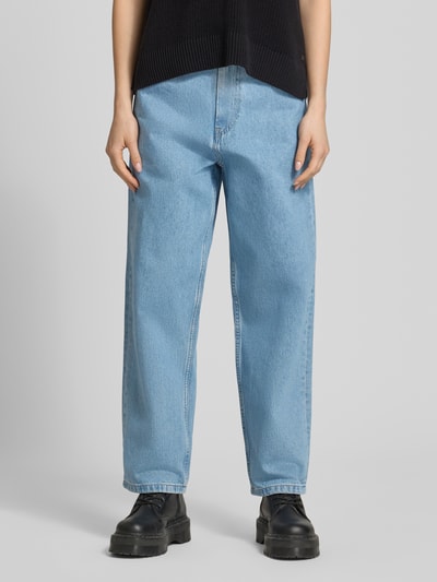 Frauenmodel trägt Wide Leg Jeans im 5-Pocket-Design Modell 'Brandon' von Carhartt Work In Progress aus Reine Baumwolle, hellblaue Farbe, Wide-Fit, Knopf- und Reißverschluss, Jeans-Optik, Ganzkörperansicht von vorne.