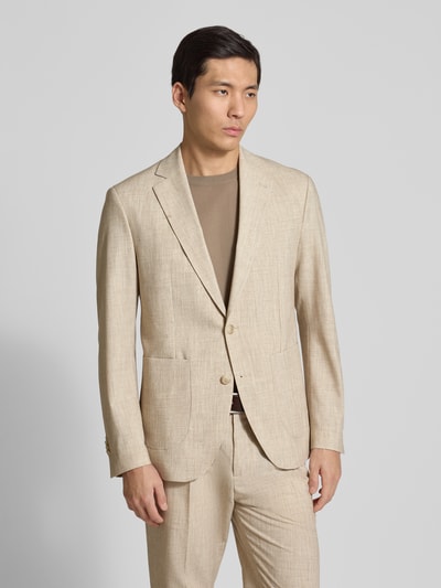 Männermodel trägt Slim Fit Anzug mit Viskose-Anteil Modell 'CIDATI' von CINQUE in Beige, glatte Struktur, Ganzkörperansicht von vorne
