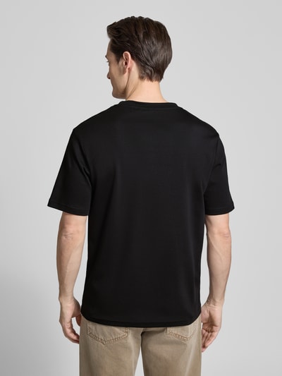 Männermodel trägt Relaxed Fit T-Shirt mit Rundhalsausschnitt von Antony Morato aus schwarzer Baumwolle, Rückenansicht, Ganzkörperansicht.