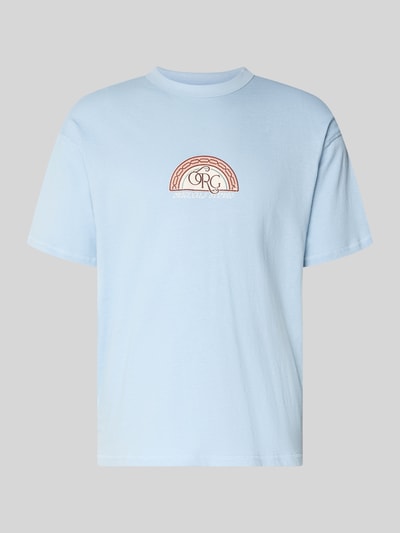 Produktfoto, hellblaues T-Shirt mit Label-Print und Rundhalsausschnitt von Jack & Jones aus reiner Baumwolle im Regular-Fit, Rückenlänge 68 cm.
