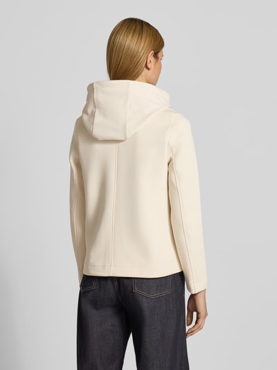 Vrouwenmodel draagt Regular Fit sweatjack met viscose van s.Oliver RED LABEL in crème met capuchon, sweat, lange mouw, zij-steekzakken, Ganzkörperansicht Rückansicht.