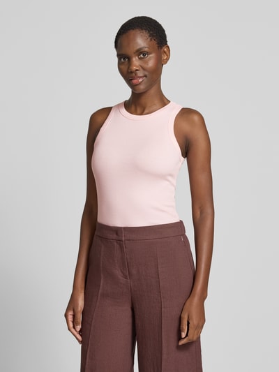 Frauenmodel trägt Slim Fit Tank Top aus Baumwoll-Mix Modell 'FRAGOLA' von MAX&Co. in zartem Rosa zu brauner Hose, Nahaufnahme Oberkörper, Damen Tanktop von MAX&Co.