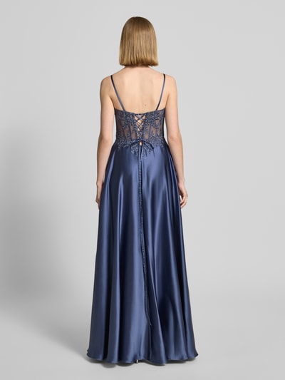 Frauenmodel trägt Corsagenkleid mit rückseitiger Schnürung von Luxuar, Satin, Taillierter Schnitt, Maxikleid, Stitchings, Ziersteinbesatz, Rückenlänge bei Größe 36: 131 cm, Brustweite bei Größe 36: 32 cm, Ganzkörperansicht Rückansicht.