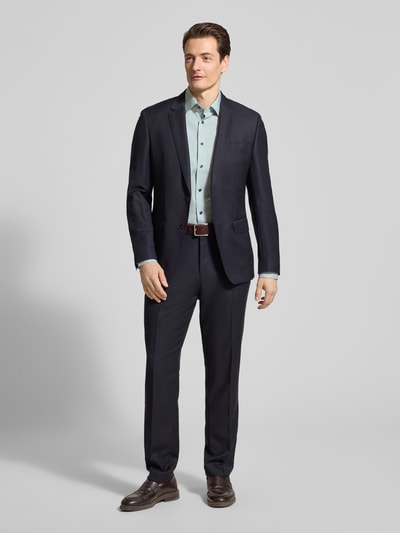Männermodel trägt Regular Fit Business-Hemd mit Kentkragen von OLYMP, reine Baumwolle, Brusttasche mit Label-Stitching, Ganzkörperansicht von vorne.