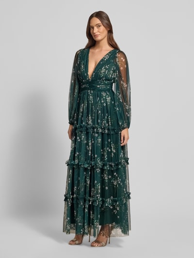 Kobiece model prezentuje Sukienka wieczorowa 'Abendkleid im Stufen-Look mit V-Ausschnitt' od Lace & Beads, tiul, linia A, efekt stopniowania, dekolt w serek, tasiemka w talii, długość tyłu w rozmiarze S: 120 cm, szerokość w rozmiarze S: 38 cm, widok całej sylwetki z przodu