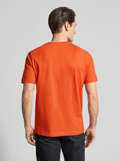 Męski model nosi Regular Fit T-Shirt aus reiner Baumwolle od Tommy Hilfiger, jednokolorowy, okrągły dekolt, logo, jersey, bawełna, krótki rękaw, widok całej sylwetki od tyłu.