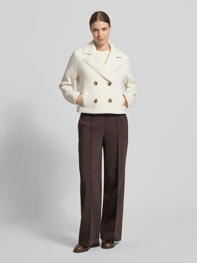Frauenmodel trägt Regular Fit Jacke mit Viskose-Anteil von Christian Berg Woman Selection, doppelte Knopfleiste, Reverskragen, Eingrifftaschen, Elastischer-Material-Mix, weiße Farbe mit glatter Textur, Ganzkörperansicht von vorne.