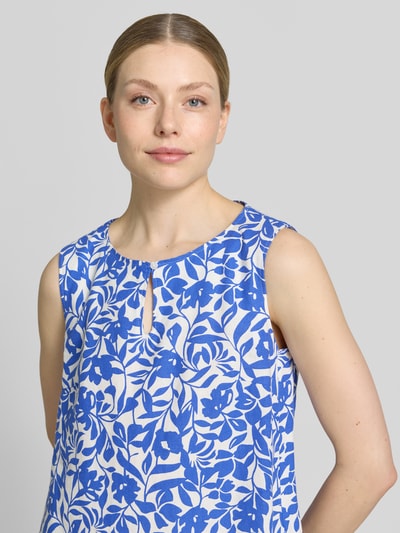 Frauenmodel trägt Knielanges Leinenkleid mit Schlüsselloch-Ausschnitt von Betty Barclay, blau-weißes florales Muster, Leinen-Mix mit Viskose-Anteil, Straight Fit, Nahaufnahme Oberkörper.