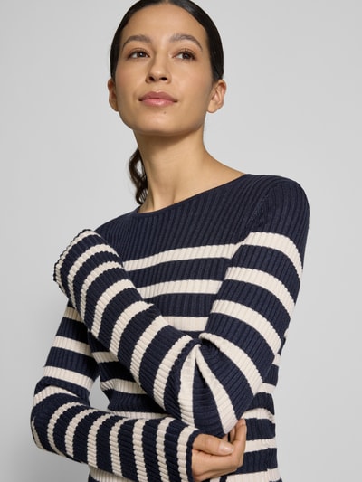 Modelka nosi Strickpullover mit Rundhalsausschnitt Modell 'DOLLIE' od Soyaconcept, dzianina z mieszanki wiskozy, krój slim fit, paski granatowo-kremowe, widok na górną część ciała z przodu.