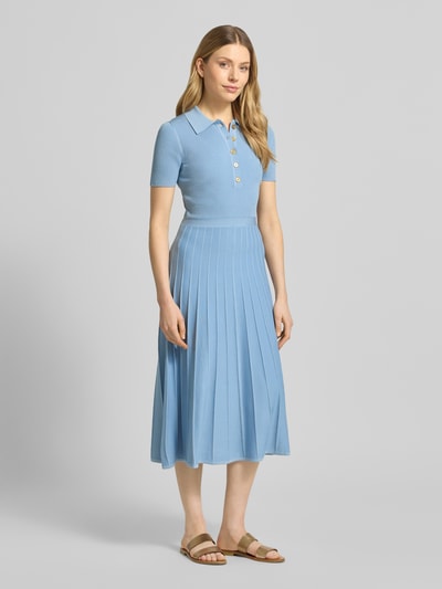 Frauenmodel trägt Midikleid aus Viskose mit Polokragen und Knopfleiste von MICHAEL Michael Kors in Hellblau, A-Linie, Ganzkörperansicht von vorne.