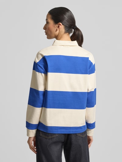 Frauenmodel trägt Regular Fit Langarm-Poloshirt mit verdeckter Knopfleiste von Gant in Blau und Creme, reine Baumwolle, Rückansicht