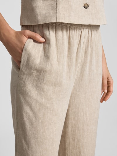 Vrouwenmodel draagt Leinenhose mit Kordelzug Modell 'Viana Ginia' van MSCH Copenhagen, beige linnenmix, elastische tailleband, wide leg fit, Franse steekzakken, detailopname heup.
