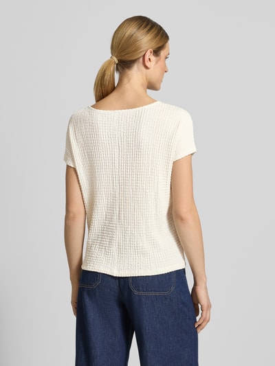 Frauenmodel trägt Relaxed Fit T-Shirt mit Strukturmuster von s.Oliver RED LABEL in Offwhite, kurzarm, unifarben, Crinkle-Optik, Ganzkörperansicht Rückansicht.