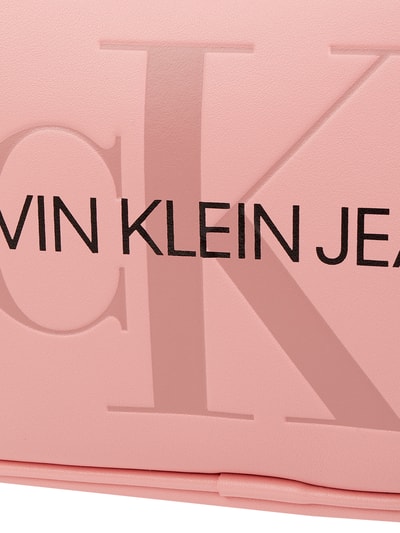 Calvin Klein Jeans Camera Bag in Leder-Optik Rosa 2