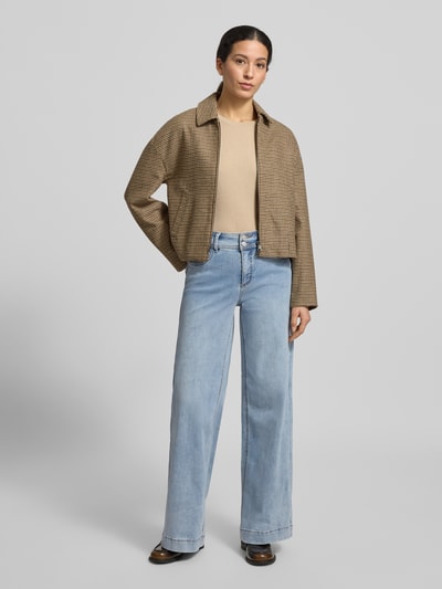 Frauenmodel trägt Jeans mit Eingrifftaschen Modell 'Lopez' von FREE/QUENT, lockerer Schnitt, heller Blauton, Ganzkörperansicht von vorne. Baumwoll-Mix mit Stretch-Anteil, sichtbare Gesäßtaschen, Knopf- und Reißverschluss, Kontext: Damen Jeans, Bundweite 39 cm, Innenbeinlänge 80 cm.