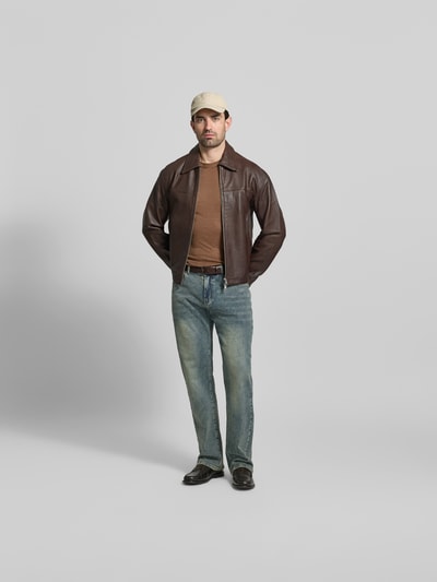 Männermodel trägt Regular Fit T-Shirt aus reinen Leinen von Officine Générale, Herren T-Shirt, Rundhalsausschnitt, semitransparent, kurzärmelig, Rückenlänge bei Größe M 68 cm, Ganzkörperansicht von vorne.