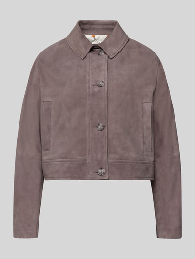 Produktfoto, Slim Fit Lederjacke aus echtem Ziegenleder Modell 'SADELA' von BOSS Orange, unifarben, krój slim fit, długi rękaw, kołnierz z klapami, zapięcie na pojedynczy rząd guzików, boczne kieszenie, welurowa tekstura, label stitching, materiał: czysta kozia skóra.