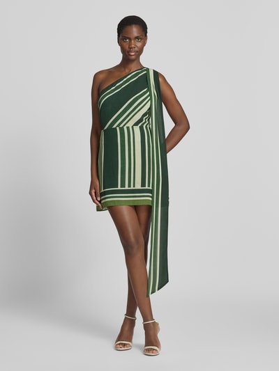 Frauenmodel trägt Cocktailkleid mit Schal Modell 'Trudy' von Forever New, grün mit weißen Streifen, Minikleid, Ganzkörperansicht von vorne.