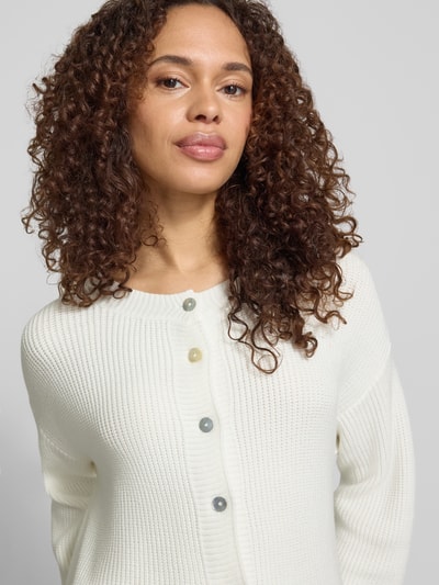 Frauenmodel trägt Regular Fit Strickjacke aus Viskose-Mix Modell 'LENI' von VILLA SOPHIE, Optik: Unifarben, Nahaufnahme Oberkörper