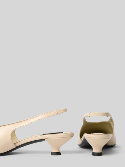 Produktfoto, Pumps mit Pfennigabsatz Modell 'Eros' von ALOHAS, spitz zulaufend, elastischer Riemen, beige, Absatzhöhe: 1 cm, Schafthöhe: 4 cm, Schaftweite: 17 cm, Lederstruktur