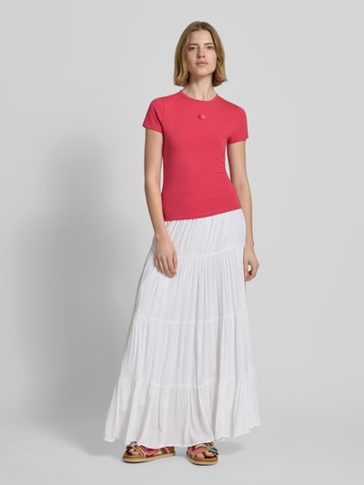 Frauenmodel trägt Slim Fit T-Shirt mit Motiv-Stitching von REVIEW im kräftigen Pink, Baumwoll-Mix, Rundhalsausschnitt, Ganzkörperansicht von vorne, Rückenlänge bei Größe S 55 cm.