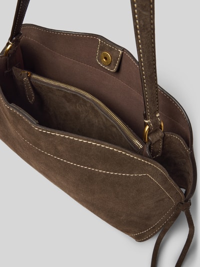 Produktfoto, Schultertasche aus braunem echtem Leder mit Logo-Detail, geteiltem Hauptfach und Reißverschlussfach, Shoulder Bag aus echtem Leder mit Logo-Detail von Abro, sichtbare Kontrastnähte, Innenansicht, Kontext: geteiltes Hauptfach mit Magnetverschluss, schmale Schulterhenkel, Reißverschlussfach auf der Innenseite, Maße 41x23x12 cm, Schulterriemen 54 cm.