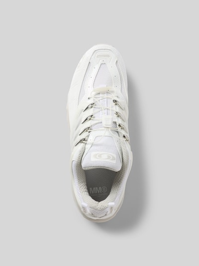 Produktfoto, Sneaker mit Label-Prints von MM6 Maison Margiela in Weiß mit abgerundeter Form, Mesh-Einsätzen, strukturierten Sohlen, Schnürverschluss, Herren, Absatzhöhe 4 cm, Schafthöhe 8 cm.