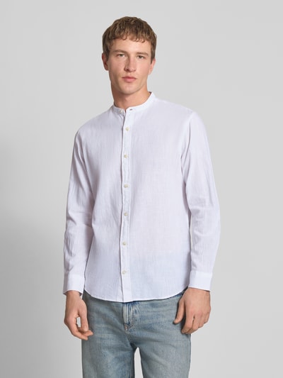 Männermodel trägt Regular Fit Freizeithemd aus Baumwoll-Leinen-Mix von Jack & Jones in Weiß, Stehkragen, Nahaufnahme Oberkörper.