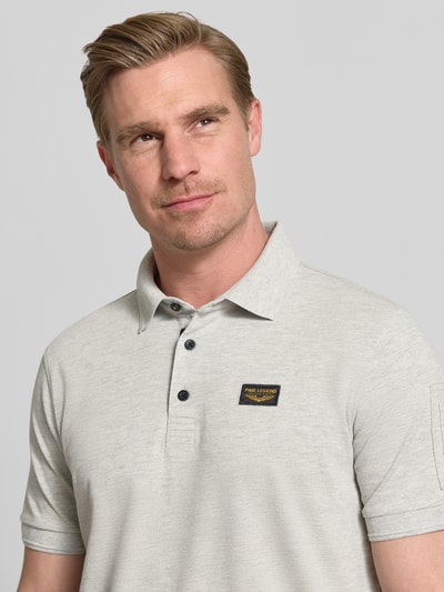 Männermodel trägt Slim Fit Poloshirt mit Logo-Patch von PME Legend aus elastischem Baumwoll-Mix, Polokragen, kurzärmelig, Nahaufnahme Oberkörper.
