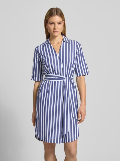 Modelka nosi knielanges Hemdblusenkleid mit Bindegürtel von WHITE LABEL z bawełny, prosty krój, długość do kolan, kołnierzyk koszulowy, dekolt w serek, wiązany pasek, długość tyłu w rozmiarze 36: 102 cm, szerokość w rozmiarze 36: 53 cm, długość rękawów w rozmiarze 36: 33 cm, widok na całą sylwetkę z przodu.