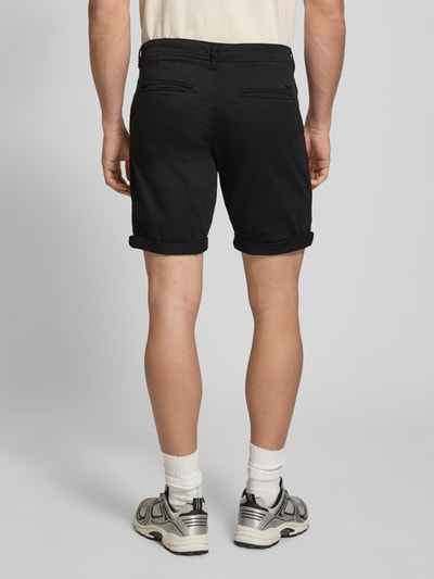 Männermodel trägt Regular Fit Shorts mit Eingrifftaschen Modell 'BOWIE' van Jack & Jones, mix van katoen en elastaan, omslag, ganzkörperansicht rückansicht.